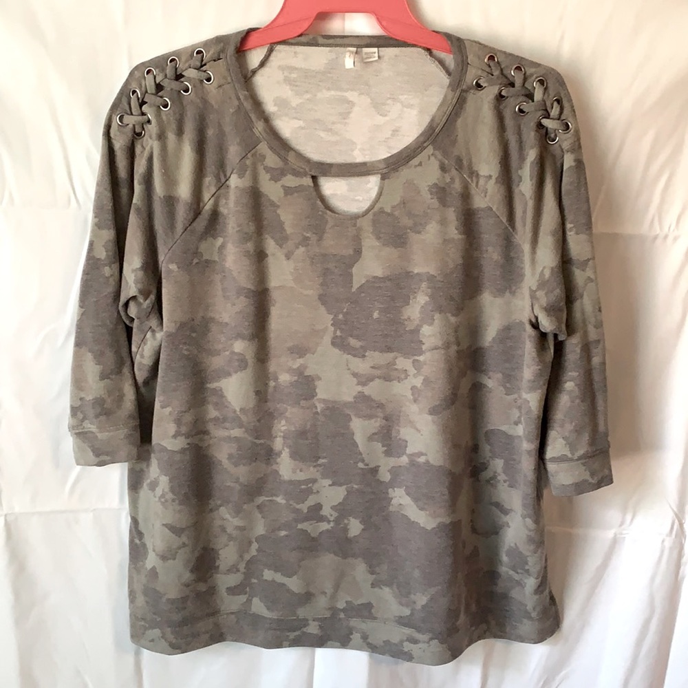 22/24W Active top, peephole neck, loose fit